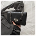 Bolso bandolera negro retro con textura de serpiente y cierre de metal plateado - Negro