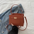Bolso rectangular rojo anaranjado con cierre de giro y herrajes dorados elegantes - Marrón