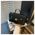 Detailansicht der schwarzen Handtasche aus Leder und Webstoff mit goldenem Schloss - Schwarz