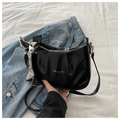 Sac bandoulière plissé noir avec foulard en soie et finitions dorées chic - Noir