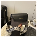 Detalle de tela de sarga gris y correa geométrica ancha en un bolso de bandolera - Negro