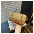 Details der gewebten Klappe und des goldenen Drehverschlusses an einer minimalistischen Tasche - Khaki