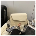 Detalle del elegante bolso bandolera beige patchwork con correa ancha geométrica - Blanco Roto