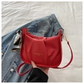 Sac bandoulière plissé rouge avec foulard en soie et lettrage doré tendance - Rouge