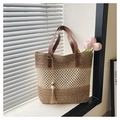 Detalle de bolso tote de paja bicolor con asas de cuero y borla decorativa con flecos - Caqui Con Colgante
