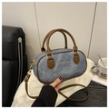 Detail der Denim Boston Tasche mit Lederbesatz, verstellbarem Gurt und Goldbeschlägen - Blau