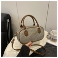 Detail der grauen Vintage-Boston-Tasche mit braunen Ledergriffen und Goldbeschriftung - Grau