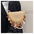 Dettaglio borsa bohémien in paglia con nappe colorate e ricami metallici di tendenza - Cachi