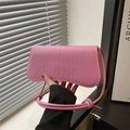 Sac bandoulière rose motif crocodile avec lettrage mode et détail de bandoulière nouée - Rose
