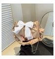 Elegante bolso nube de cuero plisado caqui con gran lazo blanco y cadena dorada - Caqui