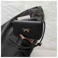 Französische Vintage-Umhängetasche aus schwarzem Leder mit goldener Schleife - Schwarz