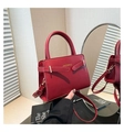 Elegante borsa a mano rossa in pelle con fibbia dorata e tracolla regolabile - Rosso