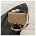 Französische beige Umhängetasche mit goldener Schleife und Knotendetail am Gurt - Khaki