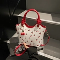 Borsa da donna bianca con stampa a ciliegie rosse e un ciondolo a ciliegia coordinato - Con Ciondolo / Rosso Vino con Ciondolo