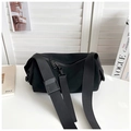 Detail van zwarte nylon crossbody tas met ritszakken en verstelbare schouderriem - Small Zwart