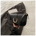 Detailansicht der schwarzen Lederhandtasche mit Krokoprägung und goldenem U-Verschluss - Schwarz