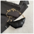 Bolso croissant negro elegante con detalles bordados y una fina correa de cadena dorada - Negro
