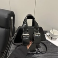 Borsa a mano nera lucida con borchie, fibbie metalliche e tracolla versatile regolabile - Nero (9863-JS)