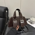 Borsa a mano in pelle verniciata marrone scuro con borchie e tracolla rimovibile - Caffè (9863-JS)