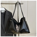 Détail du grand sac cabas noir en cuir synthétique brillant pour le style bureau - Noir