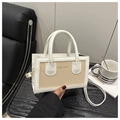 Detalle de mini bolso cuadrado vintage con tejido beige y letras doradas Anisty 1986 - Blanco