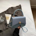 Borsa a tracolla azzurra minimalista con texture intrecciata e manico per donna - Blu