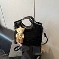 Schwarze Bubble-Stofftasche mit Plüschbären-Anhänger und abnehmbarem Schultergurt - Mit Anhänger / Schwarz
