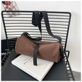 Bruine matte PU cilindertas met brede zwarte riem op een minimalistische achtergrond - Groot Bruin