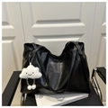 Détail du sac cabas noir en similicuir avec charm nuage sur une chaise noire - Noir (Avec Pendentif)
