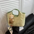 Hellgrüne Tasche mit Blasenstruktur, Bärenanhänger und verstellbarem Schultergurt - Mit Anhänger / Grün