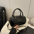 Bolso Boston de charol negro brillante con herrajes dorados y asas superiores - Negro