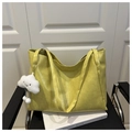 Détail d'un grand sac cabas jaune citron avec un charm nuage blanc sur une chaise - Jaune (Avec Pendentif)