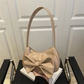 Elegante bolso de hombro beige en forma de medialuna con un lazo grande y textura lisa - Caqui