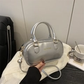 Borsa a mano argento metallizzato con dettagli dorati e tracolla rimovibile - Argento