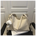 Détail d'un grand sac cabas crème sur une chaise avec un pendentif en peluche nuage blanc - Beige (Avec Pendentif)