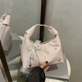 Bolso de charol rosa con lazo de encaje y remaches en una elegante vista de espejo - Con Colgante / Rosa