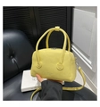 Elegante borsa gialla in pelle martellata con doppi manici e tracolla regolabile - Giallo