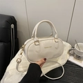 Elegante borsa a tracolla ovale bianca in ecopelle lucida con dettagli in metallo dorato - Beige