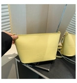 Hellgelbe Beuteltasche aus Leder mit Litschimuster, Goldbeschlägen und Logo-Prägung - Gelb