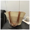 Dettaglio borsa tote in paglia intrecciata con strisce marroni e manici in tessuto - Beige