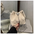 Detail der cremefarbenen Web-Beuteltasche mit silbernem Schmetterling und Perlen-Kordelzug - Weiße Samt Karomuster