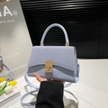 Sac à main bleu clair chic avec rabat tissé et fermoir rotatif en métal doré - Bleu