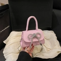 Schicke rosa Mini-Umhängetasche mit funkelnder Strass-Schleife und eleganter Metallkette - Rosa