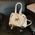 Bolso blanco con cordón, adorno de mariposa plateada y correa de cadena de perlas - Blanco