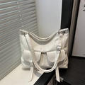 Glänzende weiße Schultertasche aus Kunstleder mit doppelten Fronttaschen und Silberringen - Weiß