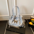 Bolso de mano plisado azul claro con hebilla de mariposa dorada y cadena de perlas - Azul
