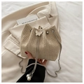 Beige Stroh-Beuteltasche mit silbernem Schmetterlingsverschluss und Perlenkette - Gewebtes Weiß