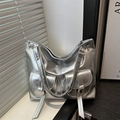 Metallisch silberne Tragetasche mit zwei Klapptaschen und glänzender Kunstlederstruktur - Silber