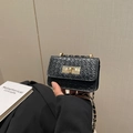 Mini-Umhängetasche in Schwarz gewebt mit goldener Kette und Metall-Drehverschluss - Schwarz