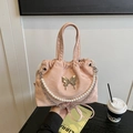 Bolso rosa con cordón, hebilla de mariposa plateada y cadena decorativa de perlas - Rosa